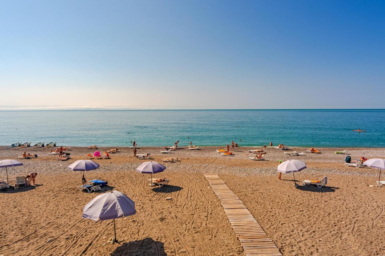 Мини-Отель Лучезарный Gagra Exterior foto